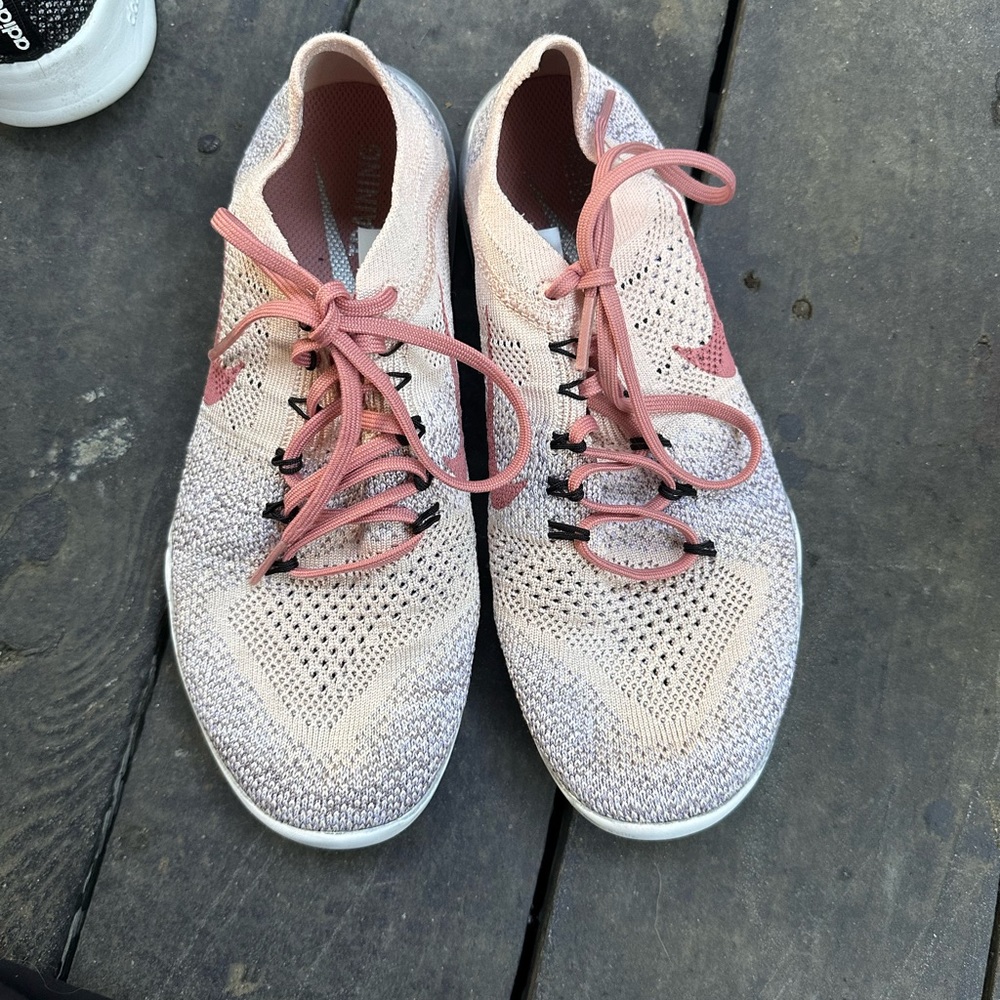Nike light pink women’s knit tennishoes size 6.5